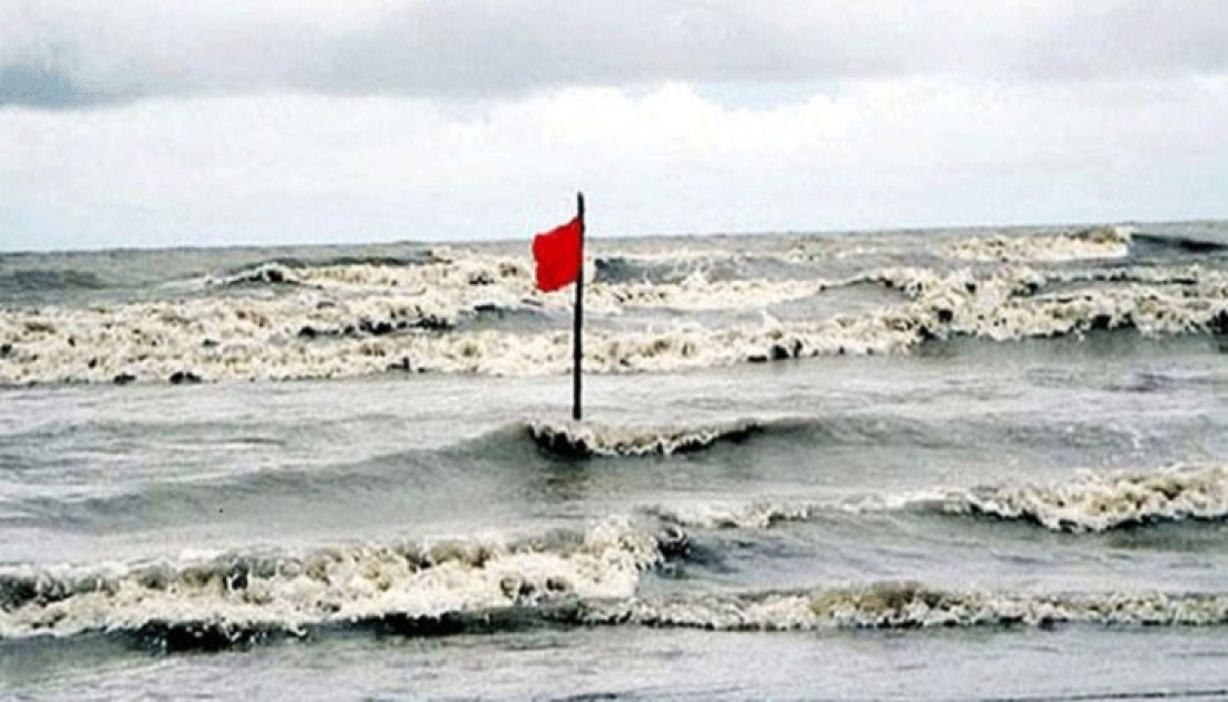 সমুদ্রবন্দরে ৩ নম্বর সতর্ক সংকেত, নৌকা-ট্রলারকে সাবধানে চলাচলের নির্দেশ