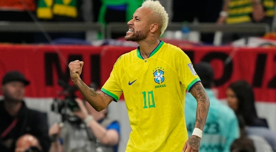 পেলেকে ছাড়িয়ে ব্রাজিলের সর্বোচ্চ গোলদাতা নেইমার
