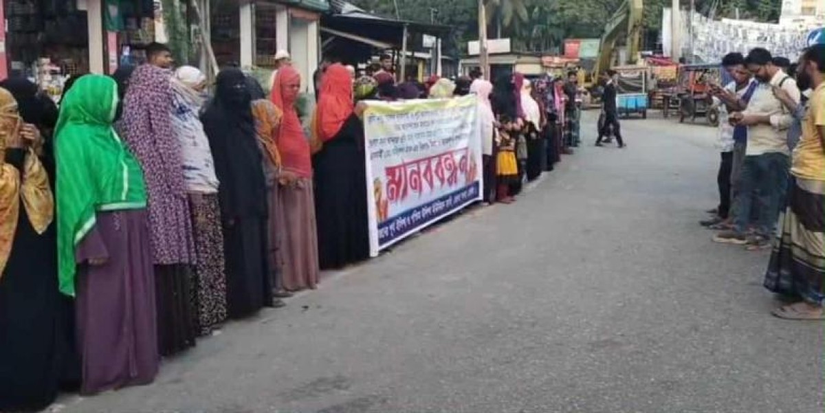 ভোলায় ওসি হাসনাইন পারভেজের পক্ষে মানববন্ধন অনুষ্ঠিত