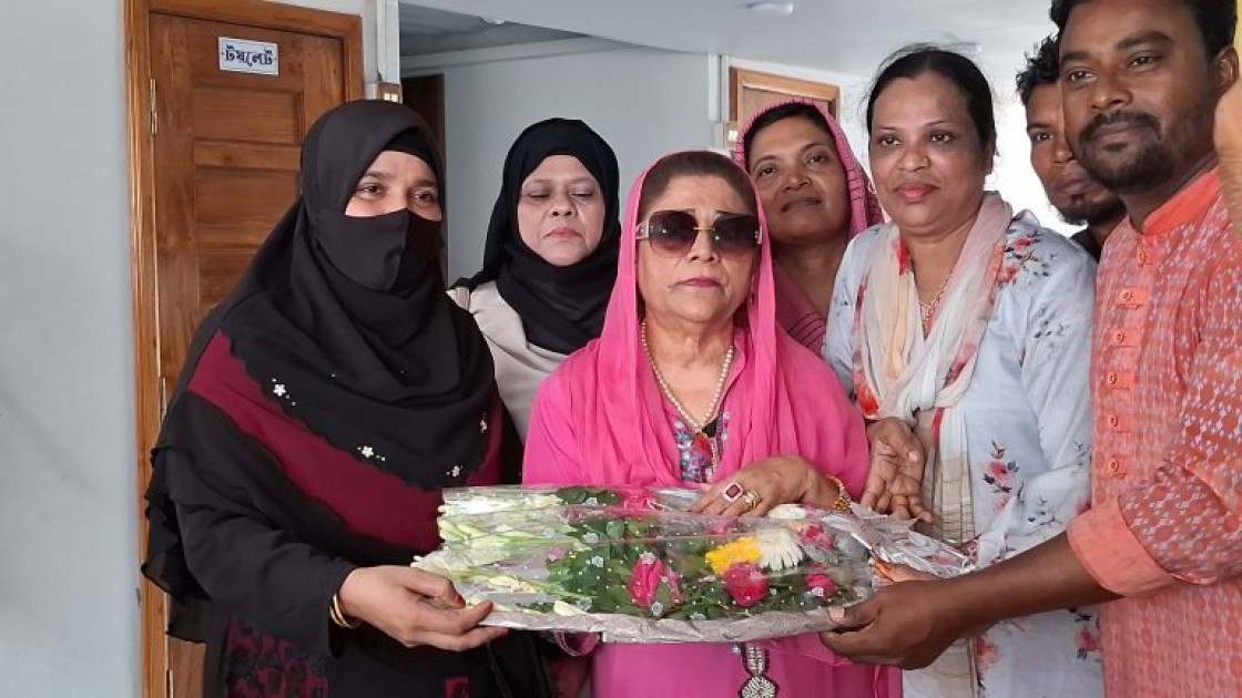 ভোলায় নাজিউর রহমান মঞ্জুর সহধর্মিণী রেবা রহমান,  ফুলের শুভেচ্ছা